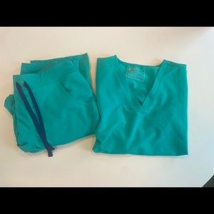 Women’s Figs Small Surgical Green: Casma top and kade cargo pants